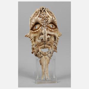 Figürliche Beinschnitzerei