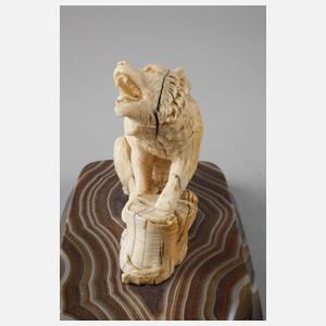 Feine Elfenbeinschnitzerei