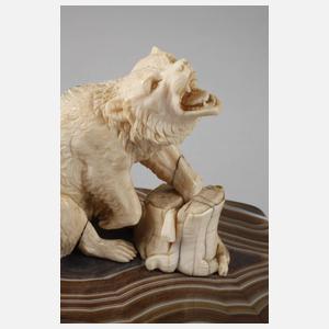 Feine Elfenbeinschnitzerei