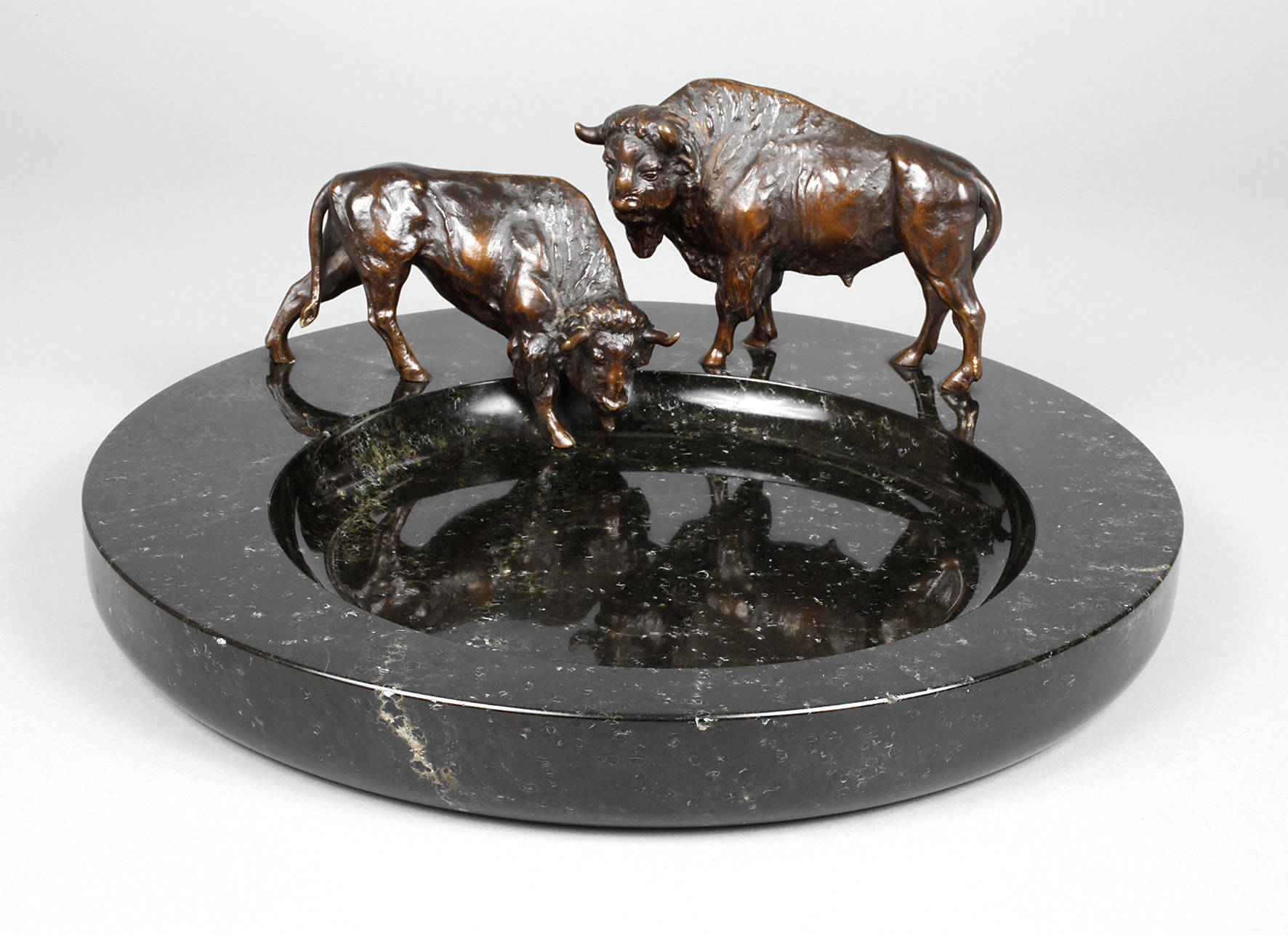 Große figürliche Serpentinschale