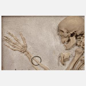 Reproduktion eines prähistorischen Hockergrabes