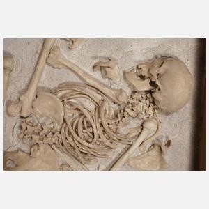 Reproduktion eines prähistorischen Hockergrabes