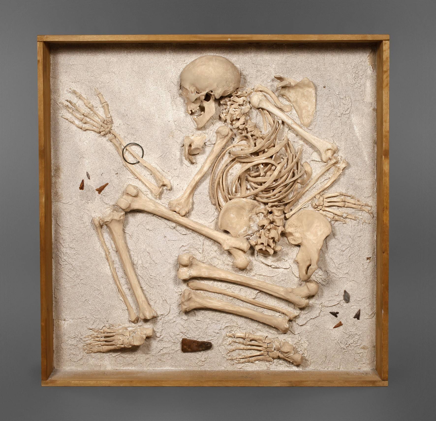 Reproduktion eines prähistorischen Hockergrabes