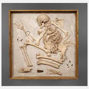 Reproduktion eines prähistorischen Hockergrabes