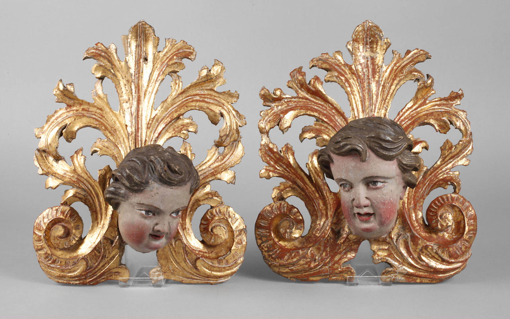 Zwei geschnitzte Engelsköpfe