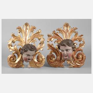 Zwei geschnitzte Engelsköpfe
