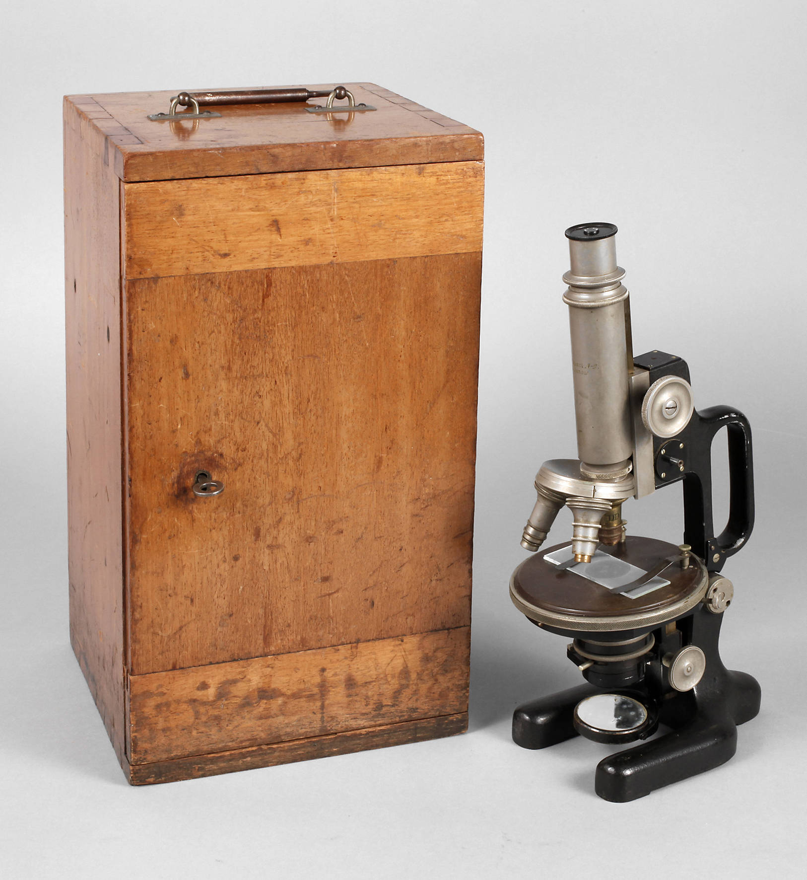 Mikroskop im Kasten