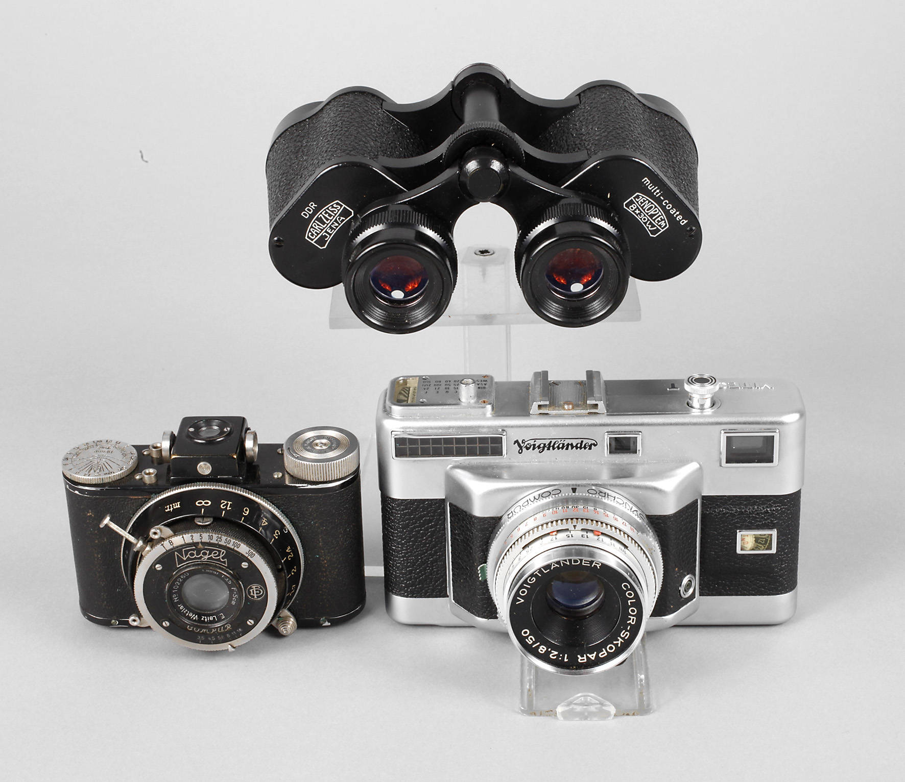 Zwei Kameras und Fernglas