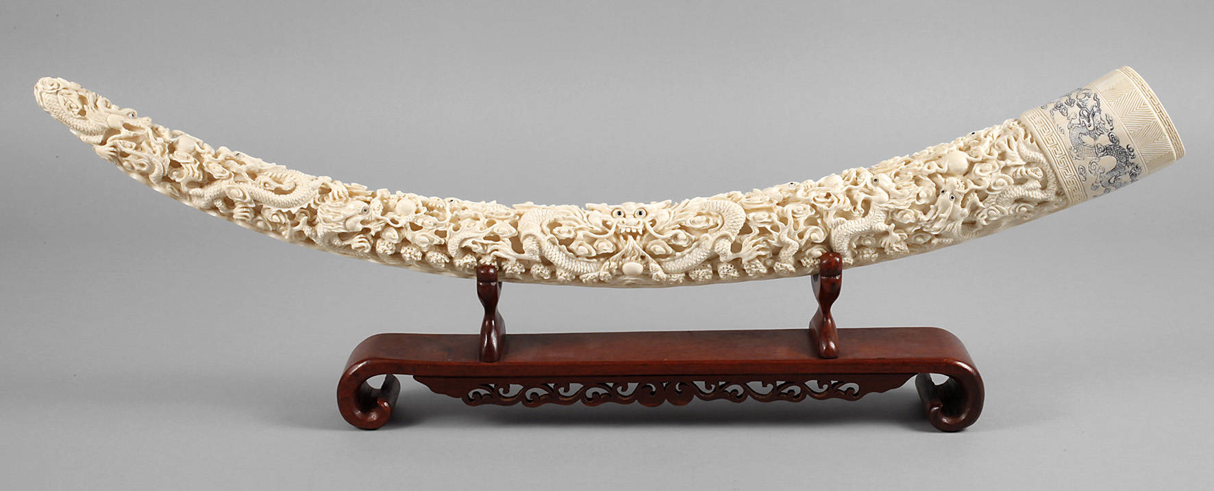 Prächtige Elfenbeinschnitzerei