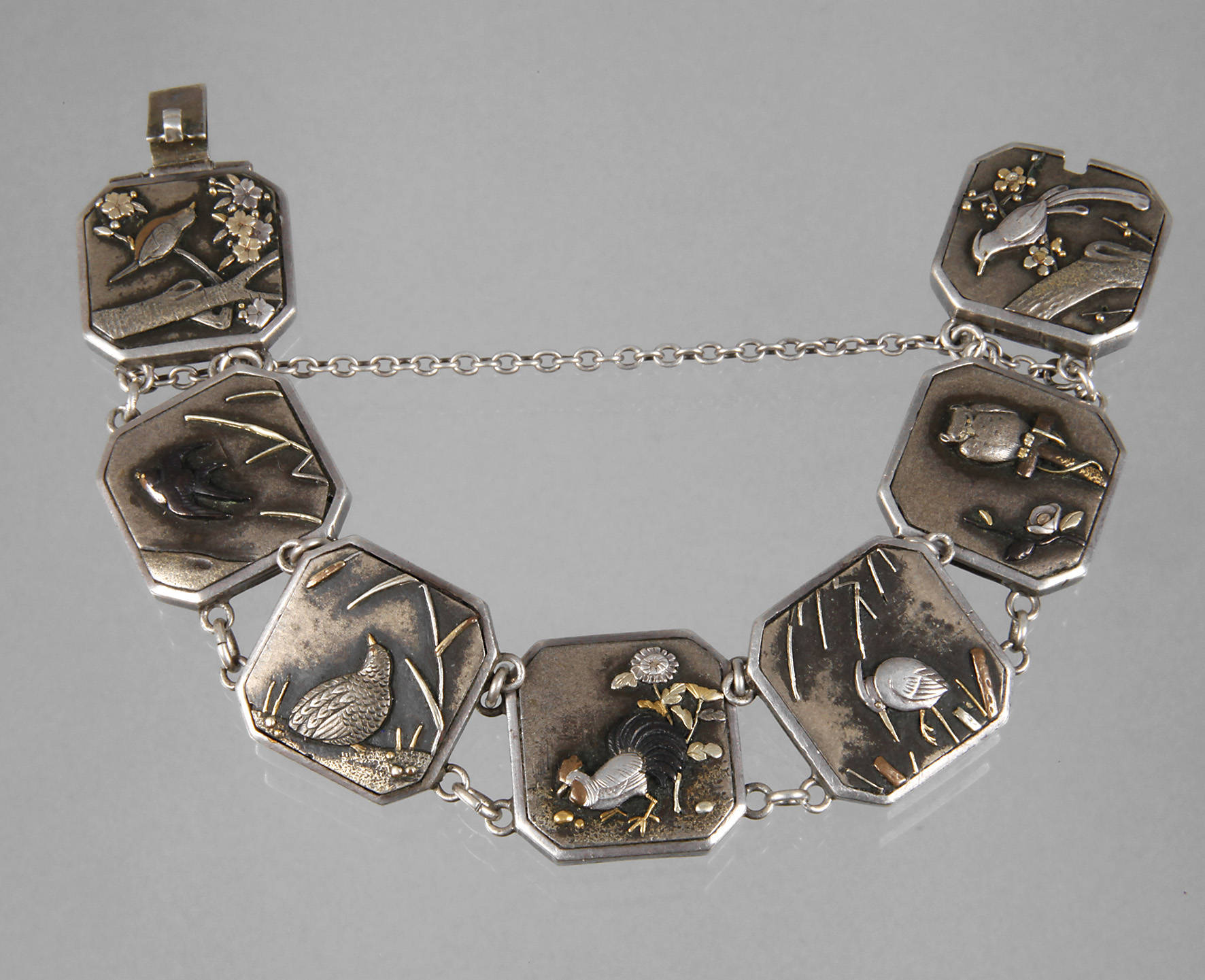 Armband mit Vogeldarstellungen