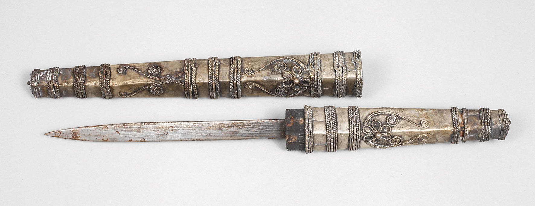 Kleiner orientalischer Dolch