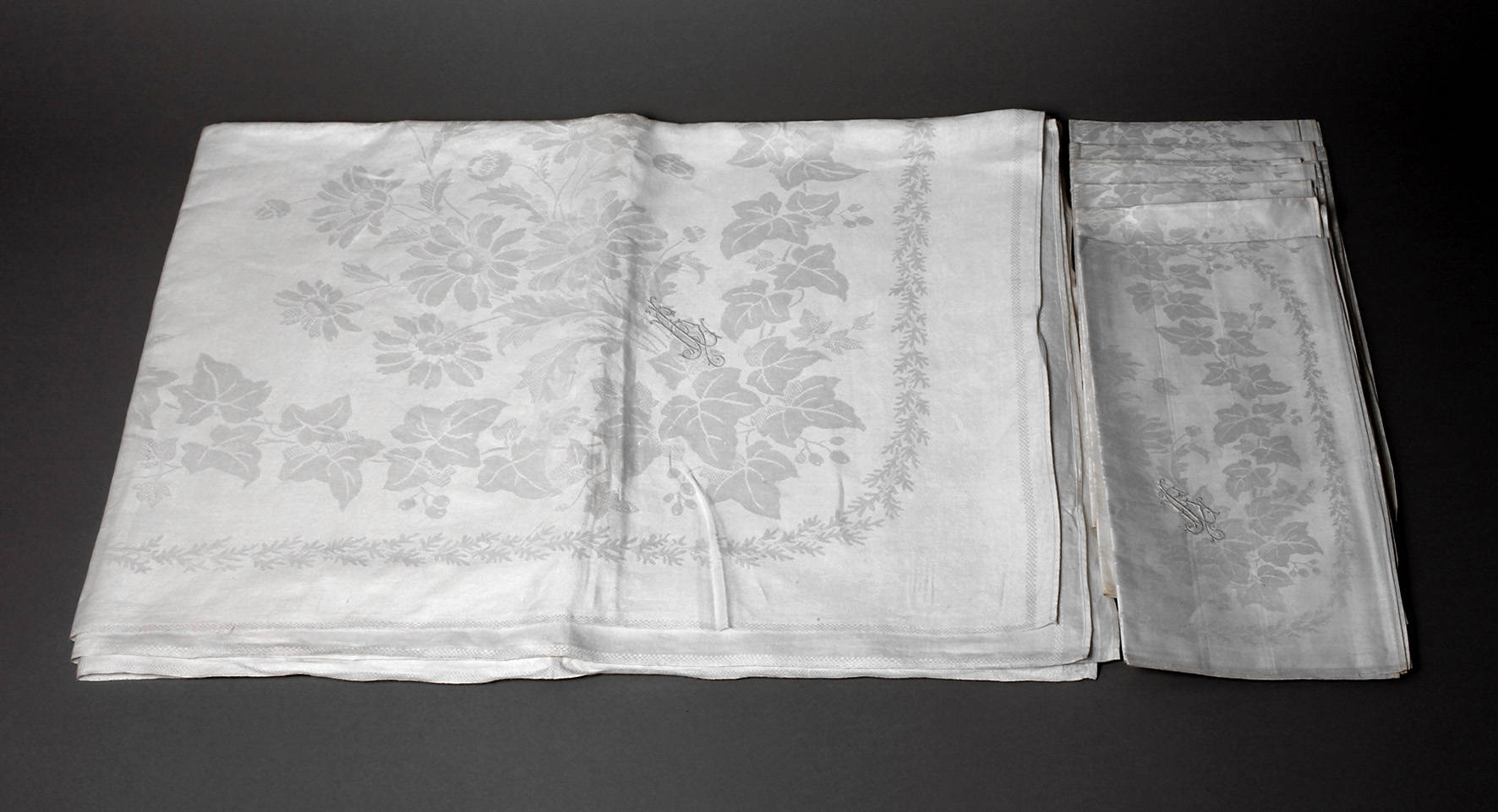 Großes Tafeltuch mit drei Servietten