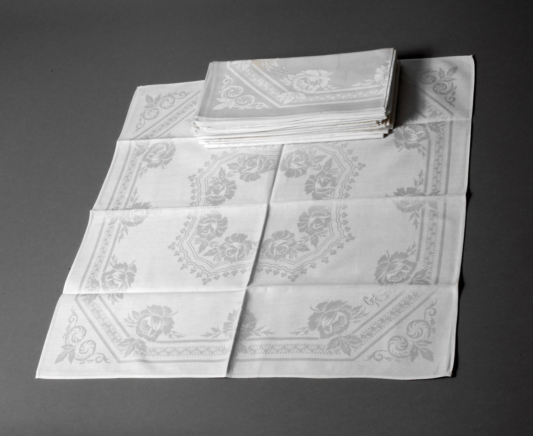 Zwölf Servietten Rosendekor