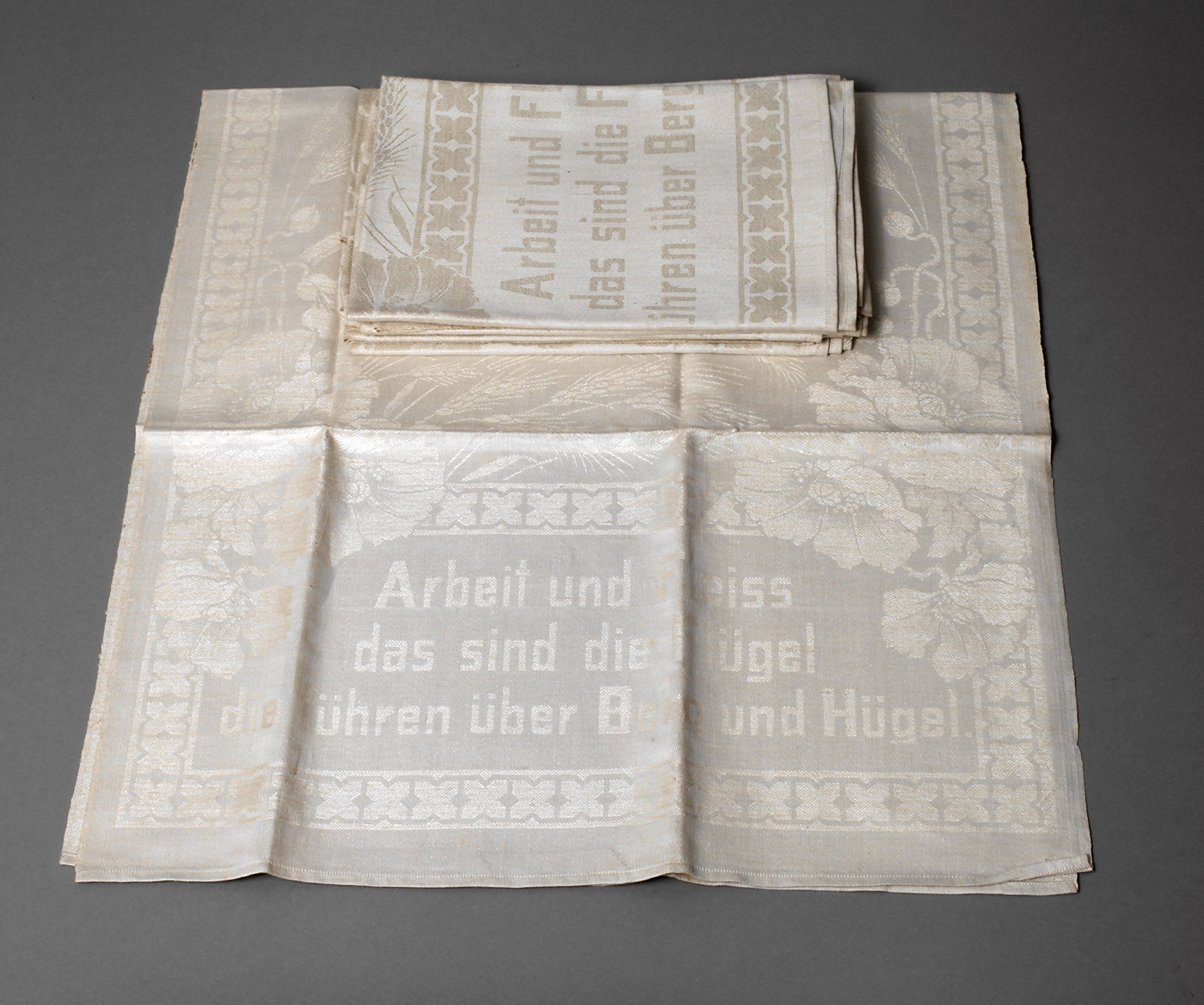 Sechs Gebilddamast-Handtücher