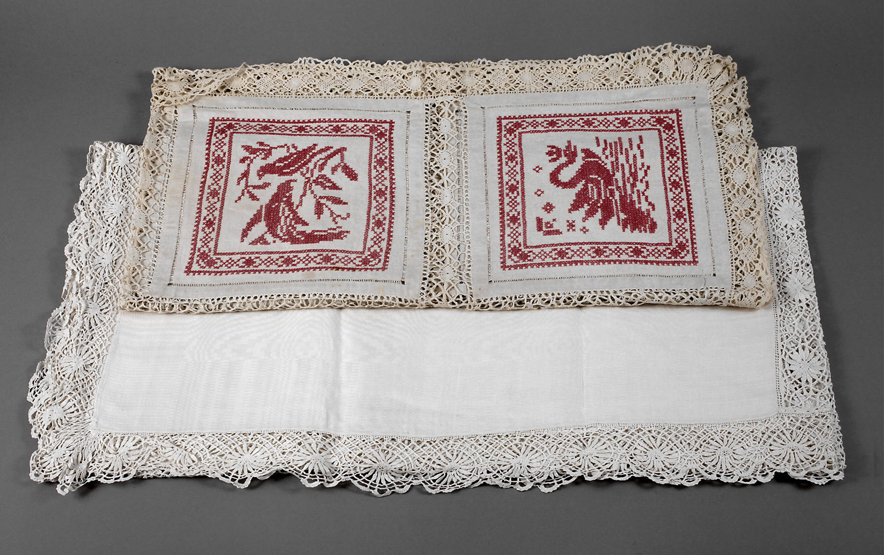 Zwei Tischdecken Handarbeit