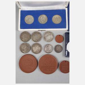 Großes Konvolut Münzen und Medaillen DDR/Weimarer Republik/Kaiserreich 1) drei Gedenkmedaillen Konzentrationslager Buchenwald, Weimar-Porzellan, in originalem Etui, 2) Medaille 750 Jahre Stadt Plauen/25 Jahre DDR, Buntmetall, 3) drei Gedenkprägungen