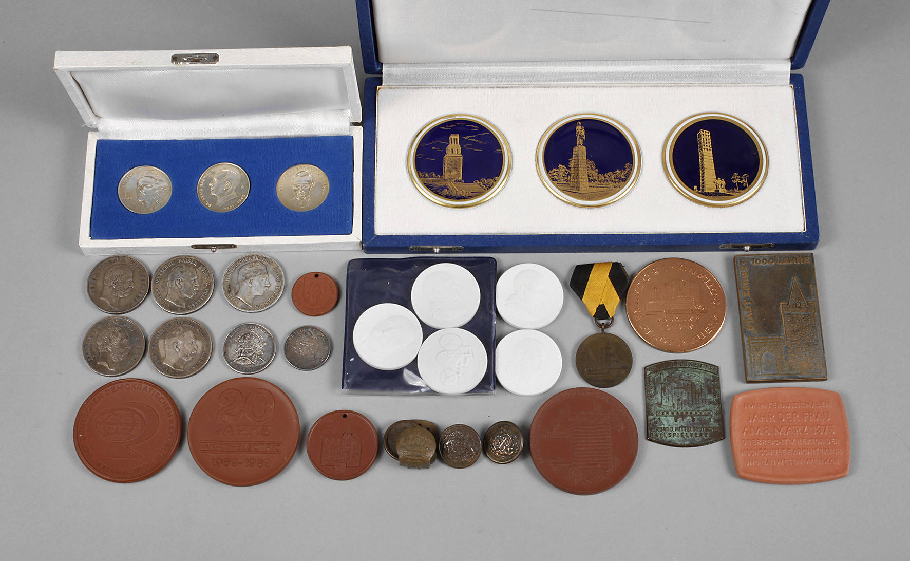 Großes Konvolut Münzen und Medaillen DDR/Weimarer Republik/Kaiserreich 1) drei Gedenkmedaillen Konzentrationslager Buchenwald, Weimar-Porzellan, in originalem Etui, 2) Medaille 750 Jahre Stadt Plauen/25 Jahre DDR, Buntmetall, 3) drei Gedenkprägungen