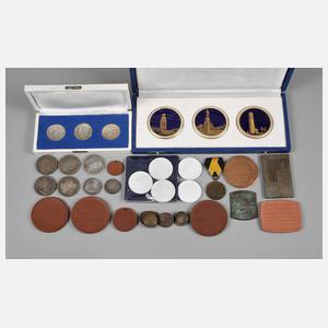 Großes Konvolut Münzen und Medaillen DDR/Weimarer Republik/Kaiserreich 1) drei Gedenkmedaillen Konzentrationslager Buchenwald, Weimar-Porzellan, in originalem Etui, 2) Medaille 750 Jahre Stadt Plauen/25 Jahre DDR, Buntmetall, 3) drei Gedenkprägungen