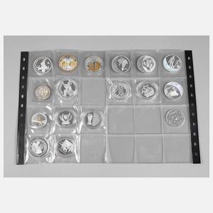 Konvolut Gedenkprägungen Winterspiele und Fußball