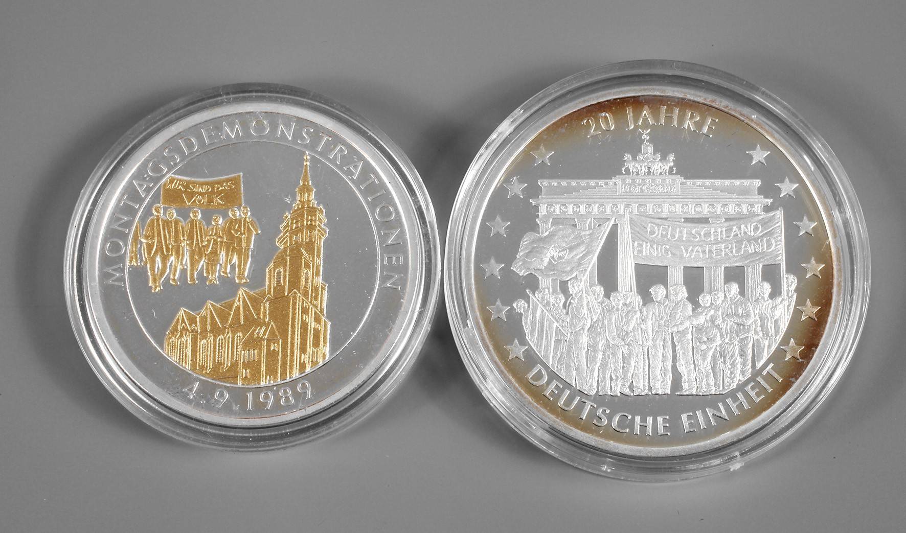 Zwei Medaillen Mauerfall