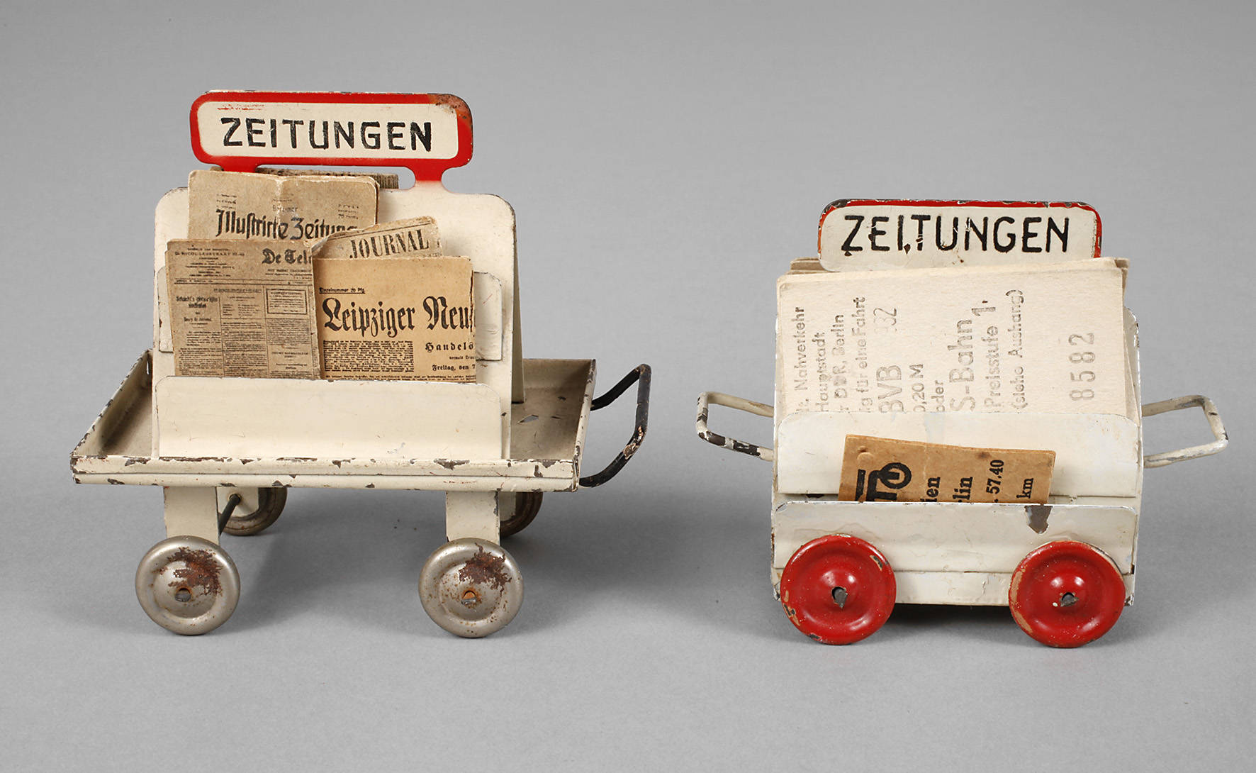 Kibri zwei Bahnsteig-Zeitungswagen