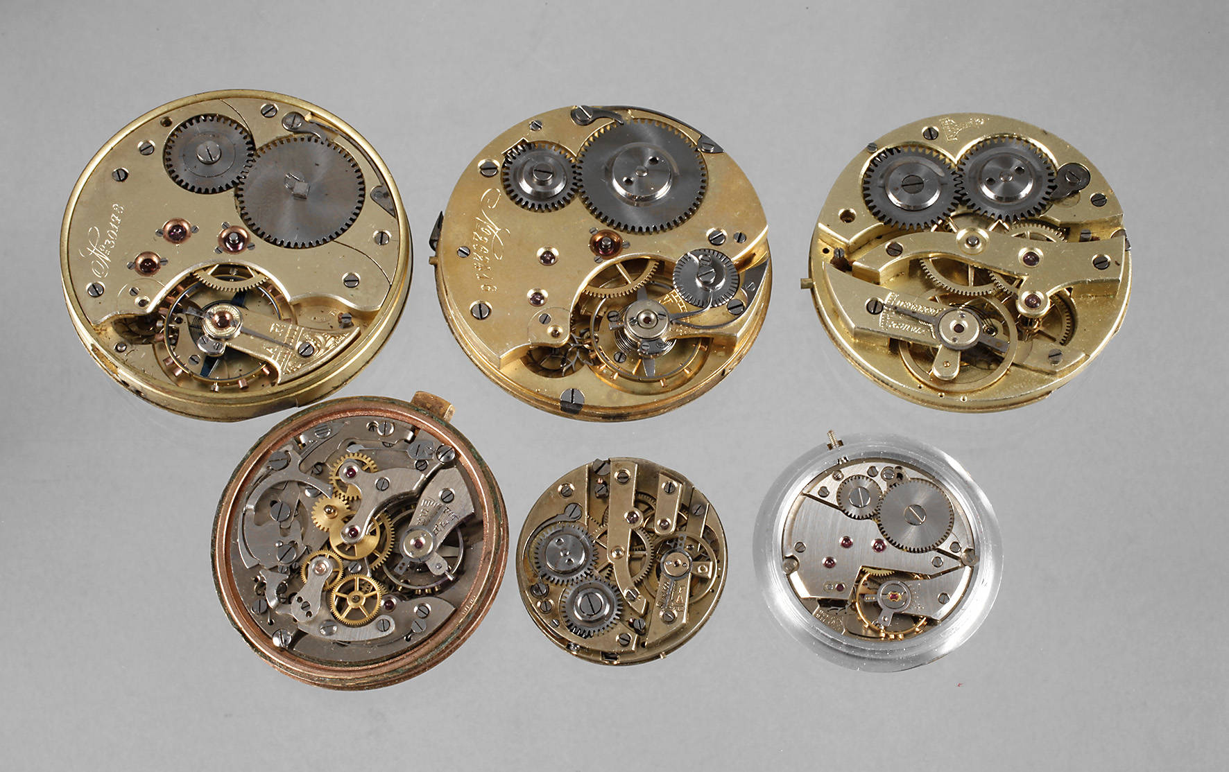 Sechs Uhrwerke