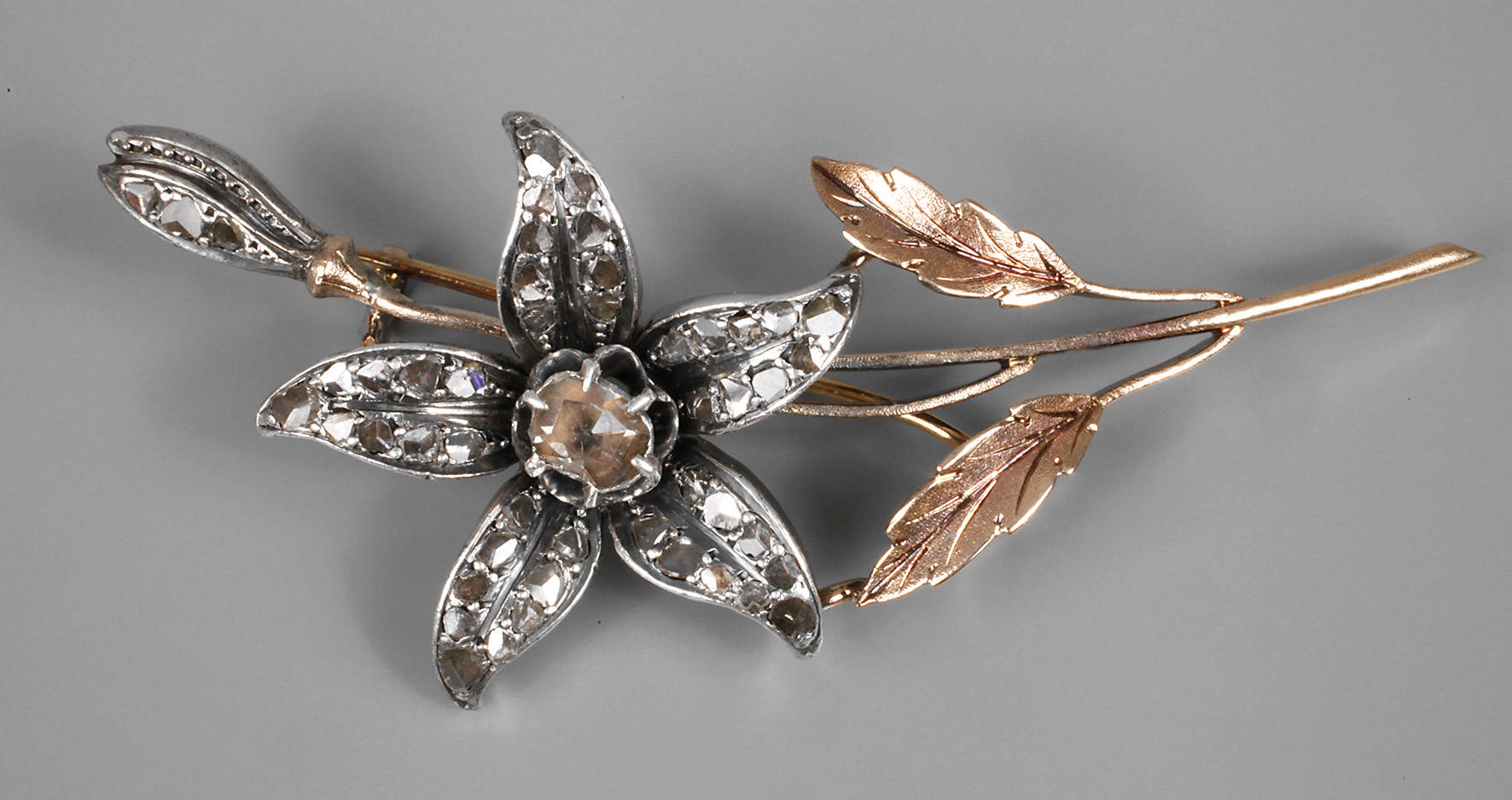 Blütenbrosche mit Diamantbesatz