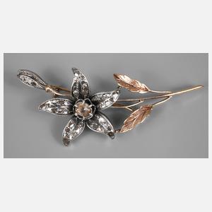 Blütenbrosche mit Diamantbesatz