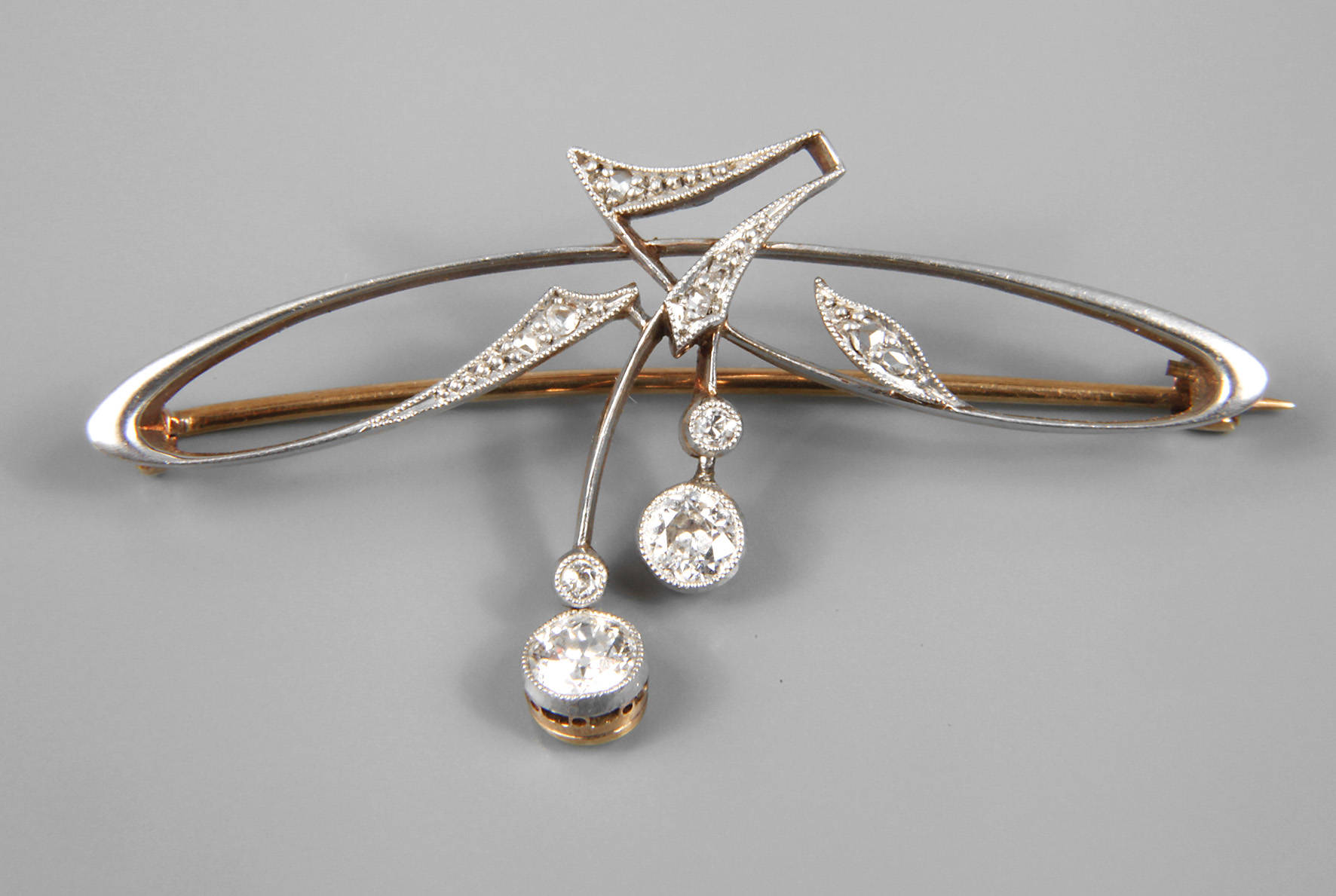 Zarte Brosche mit Brillantbesatz von ca. 0,4 ct