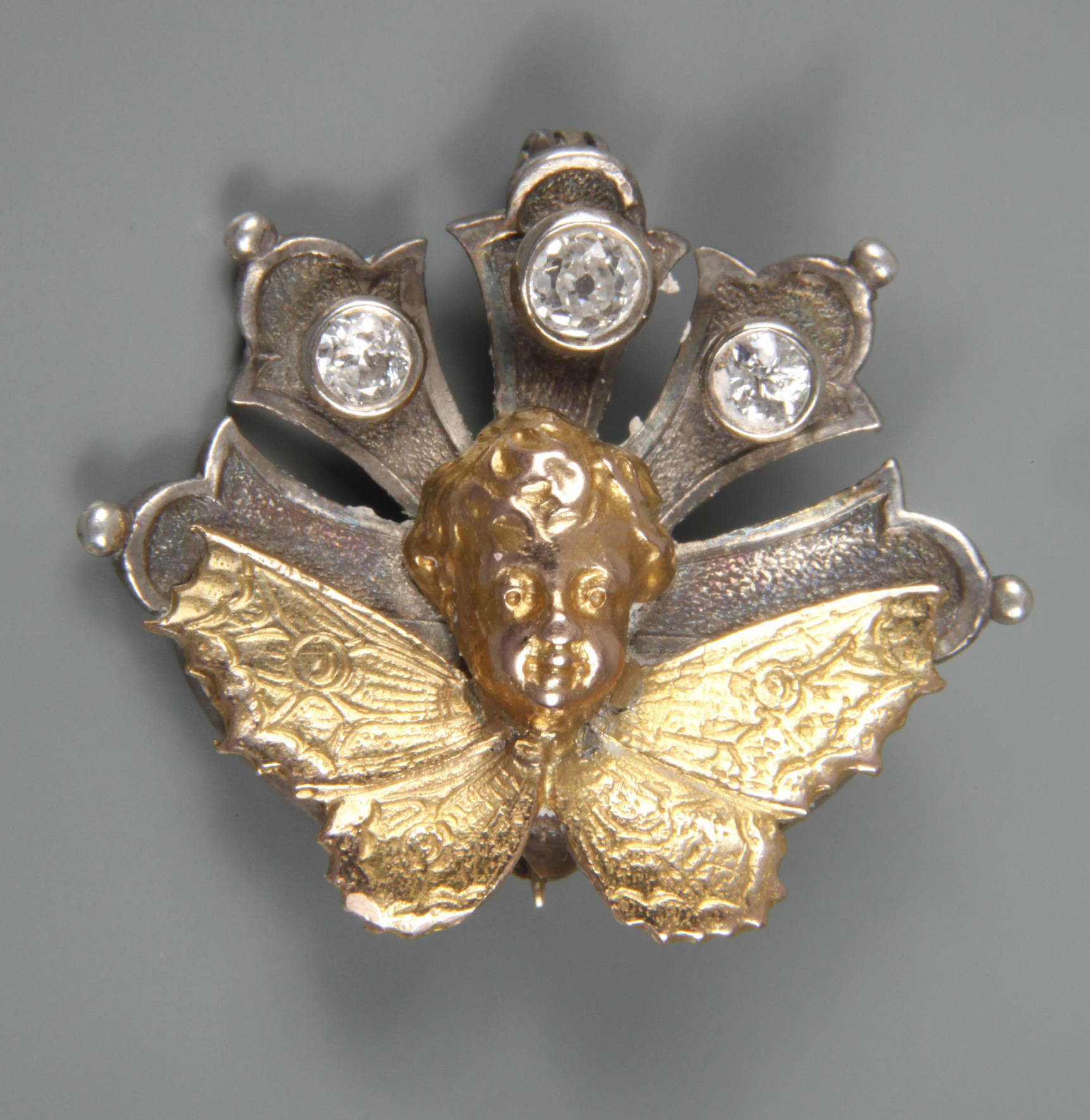 Engelsbrosche mit Diamantbesatz von zusammen ca. 0,6 ct