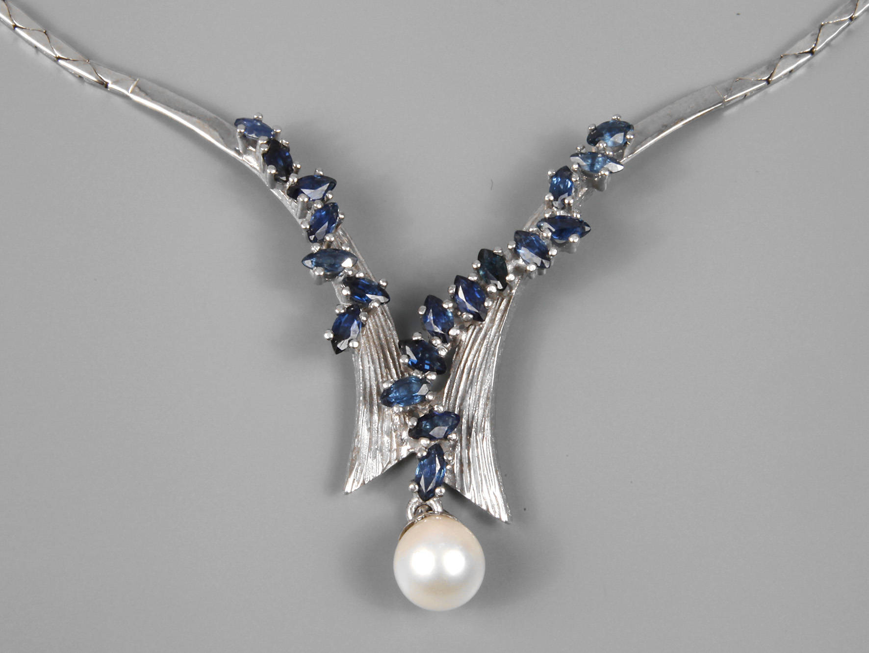 Collier mit Saphiren und Perle