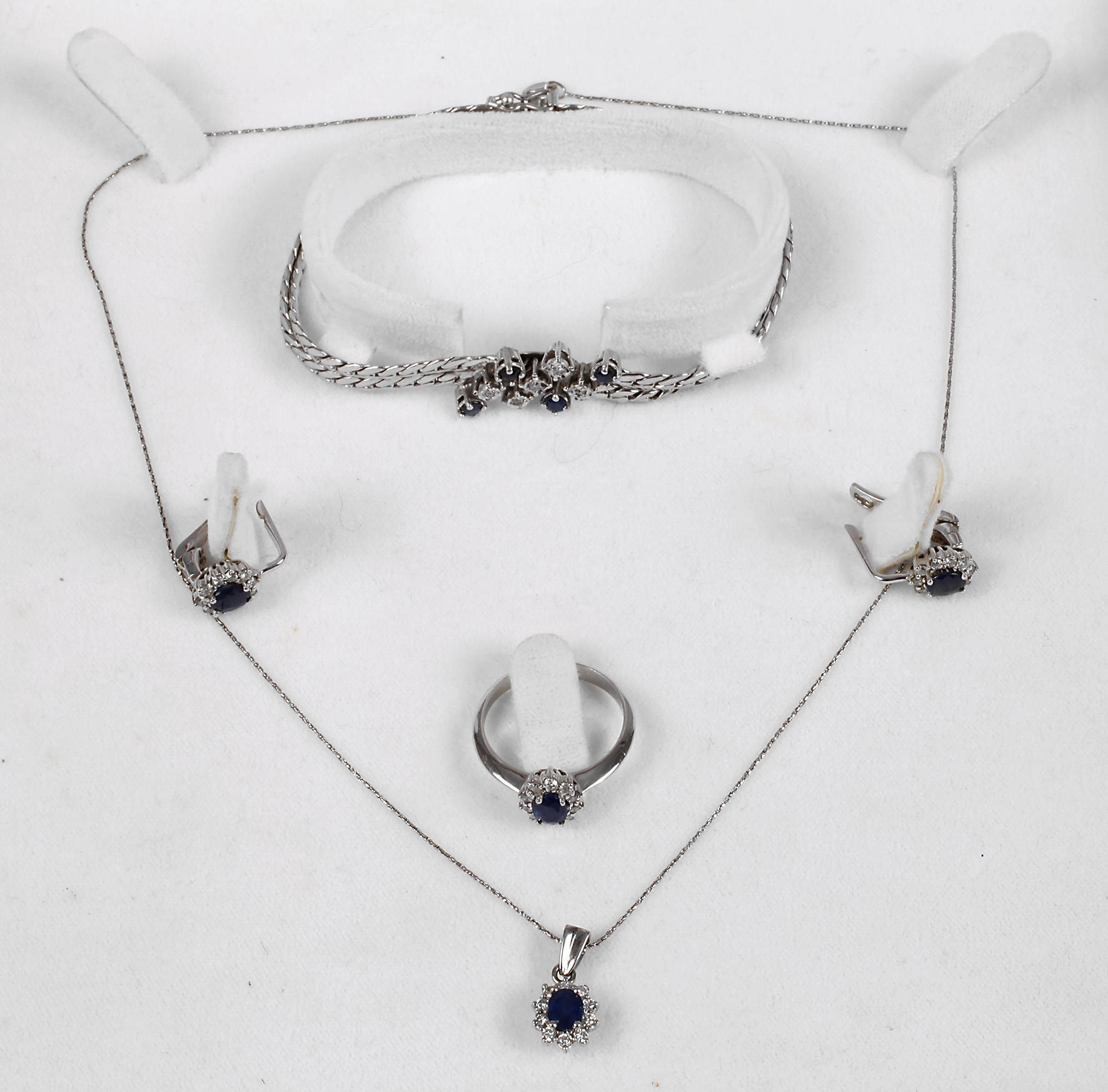 Schmuckset mit Saphiren und Diamanten