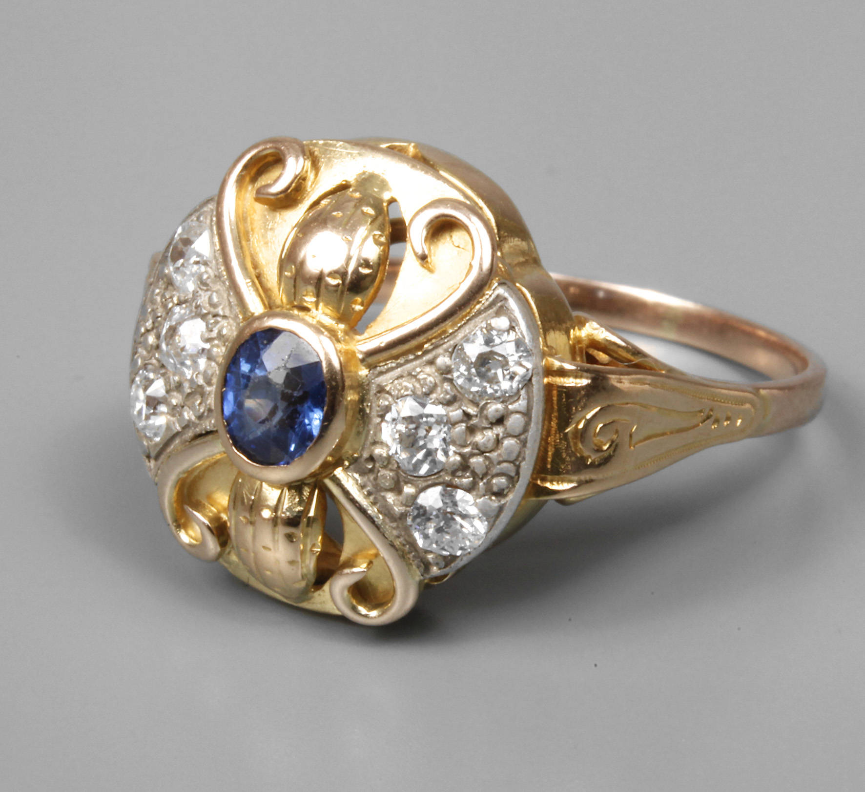 Damenring mit Saphir und Diamanten