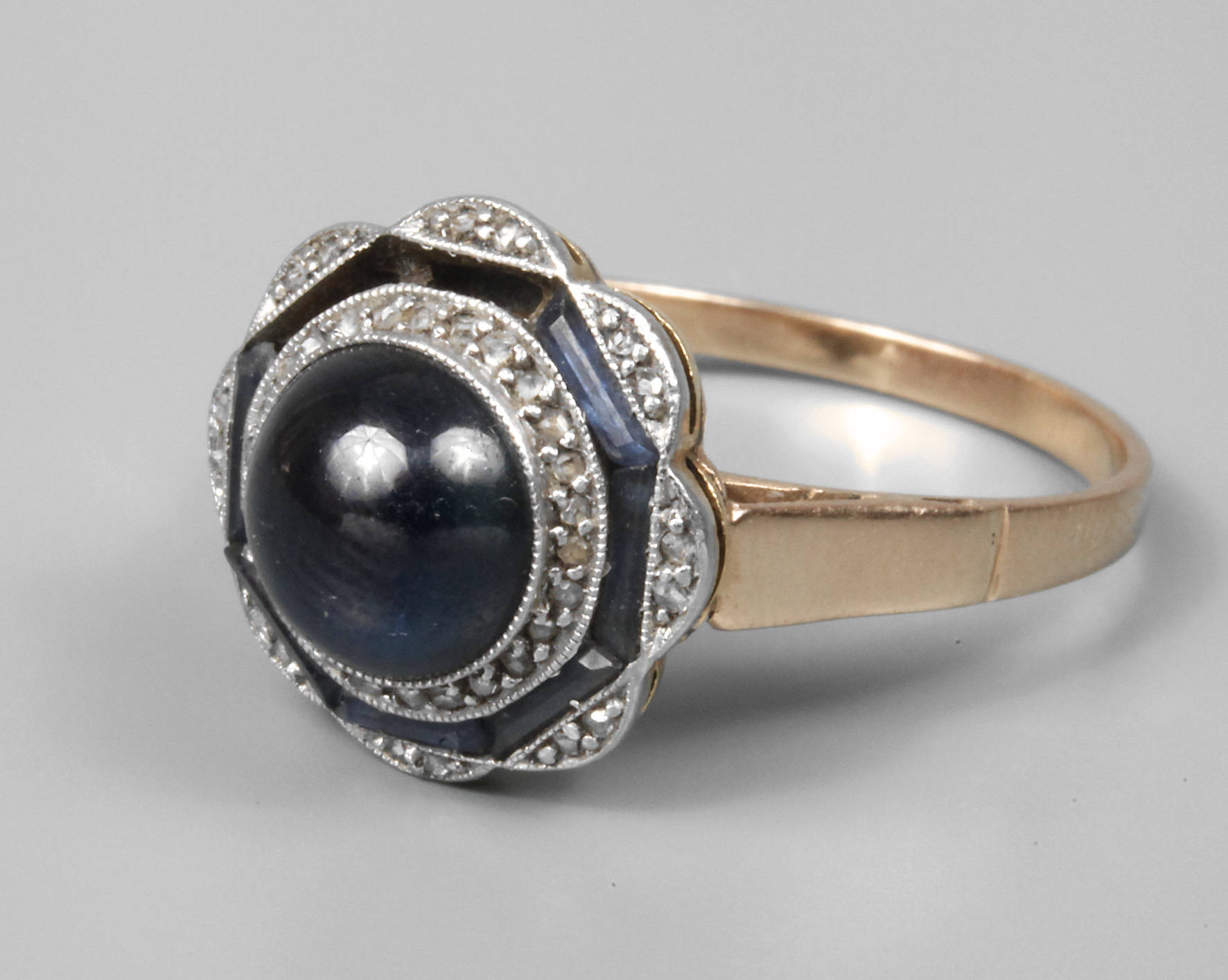 Damenring mit Saphir und Diamanten