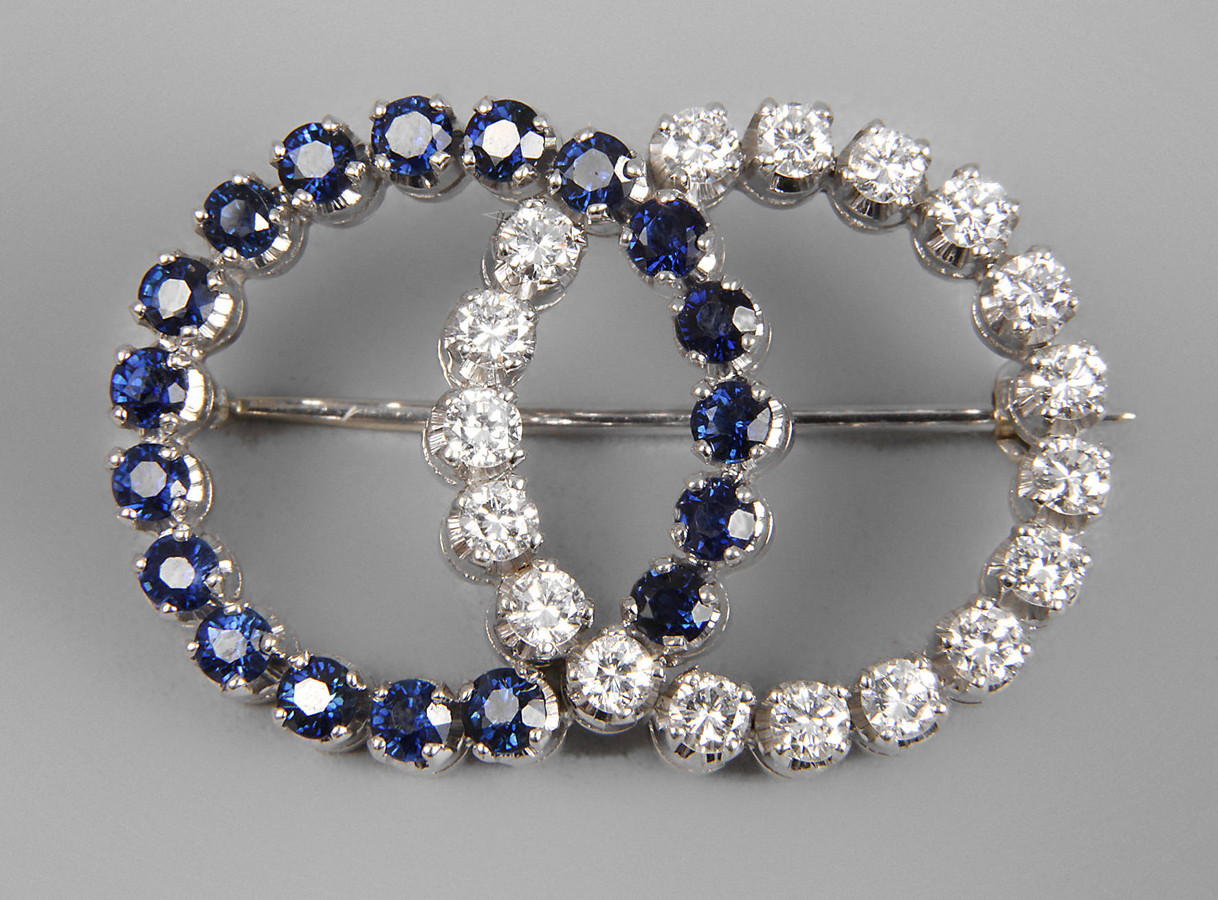 Brosche mit Saphiren und Brillanten