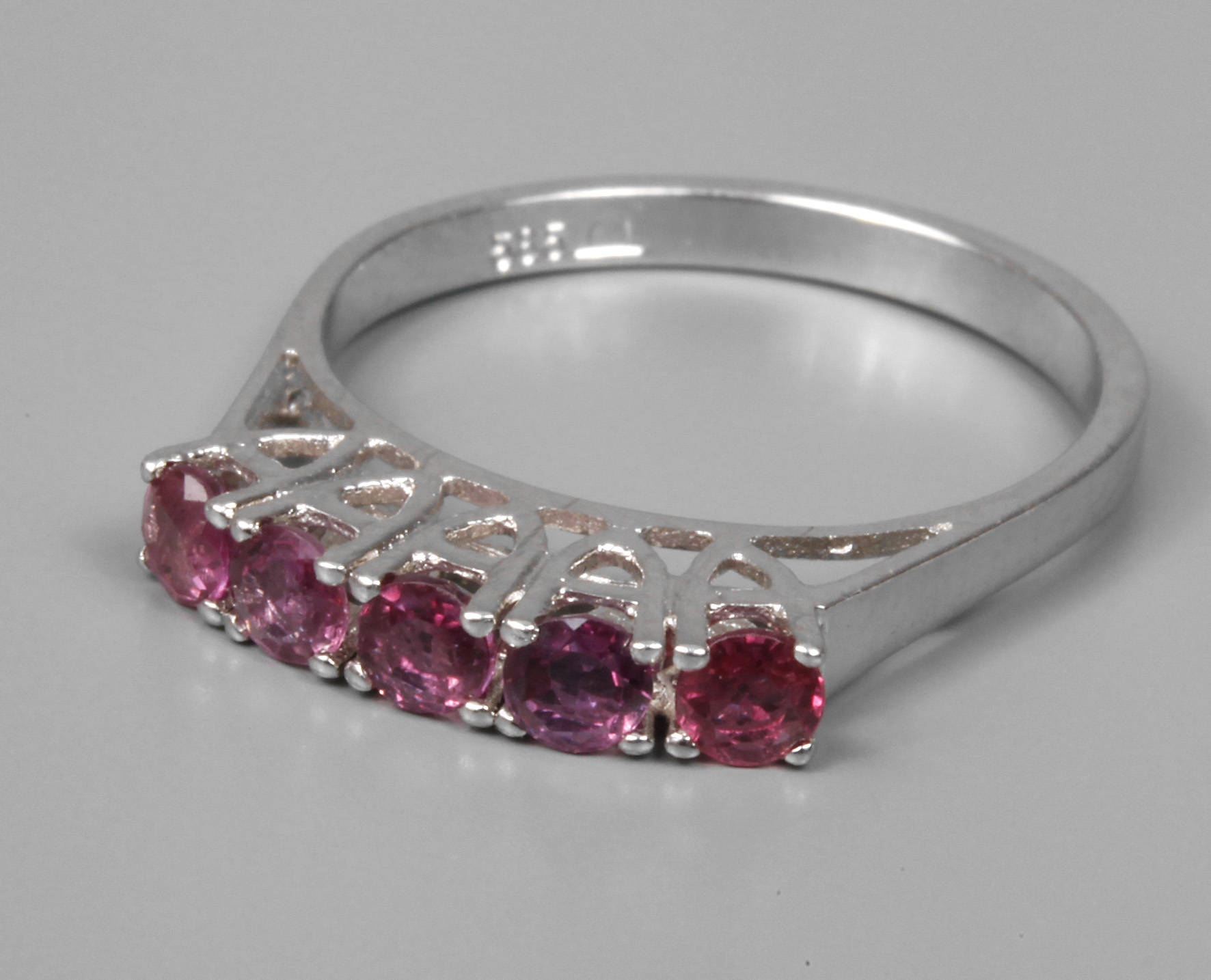 Damenring mit Rubinen