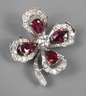 Brosche mit Rubinen und Brillanten
