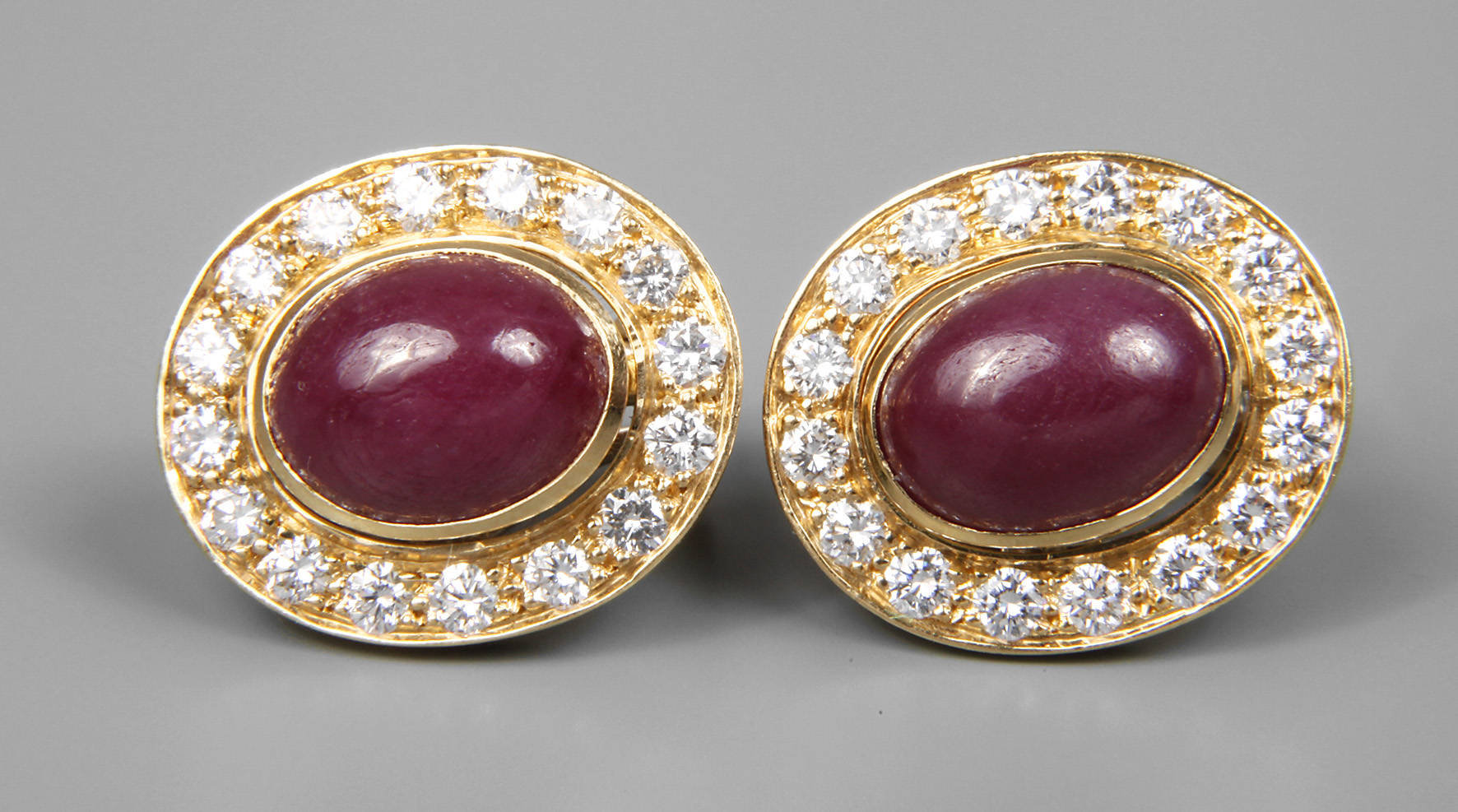 Paar Rubinohrstecker mit Brillanten