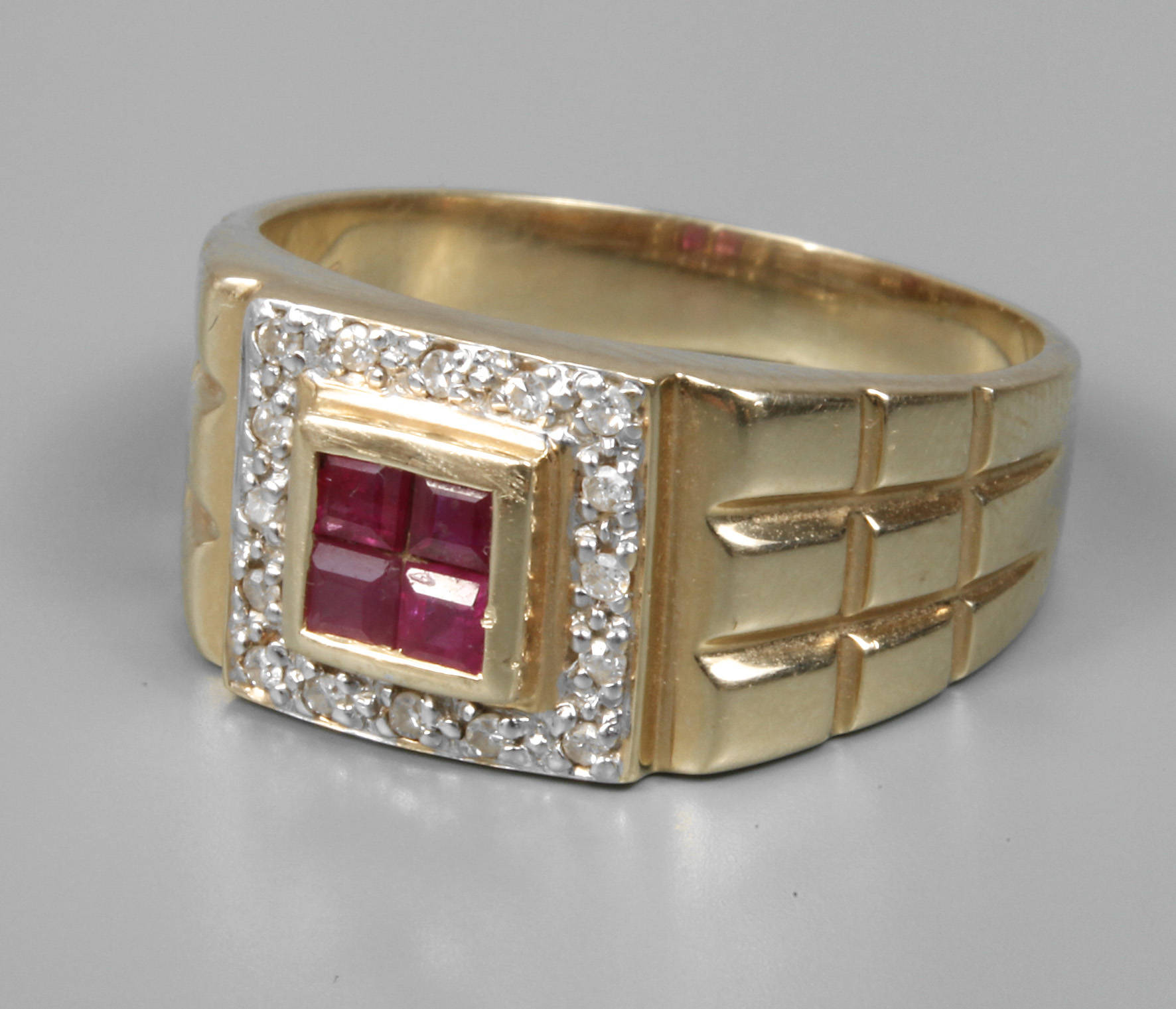 Herrenring mit Rubinen und Diamanten