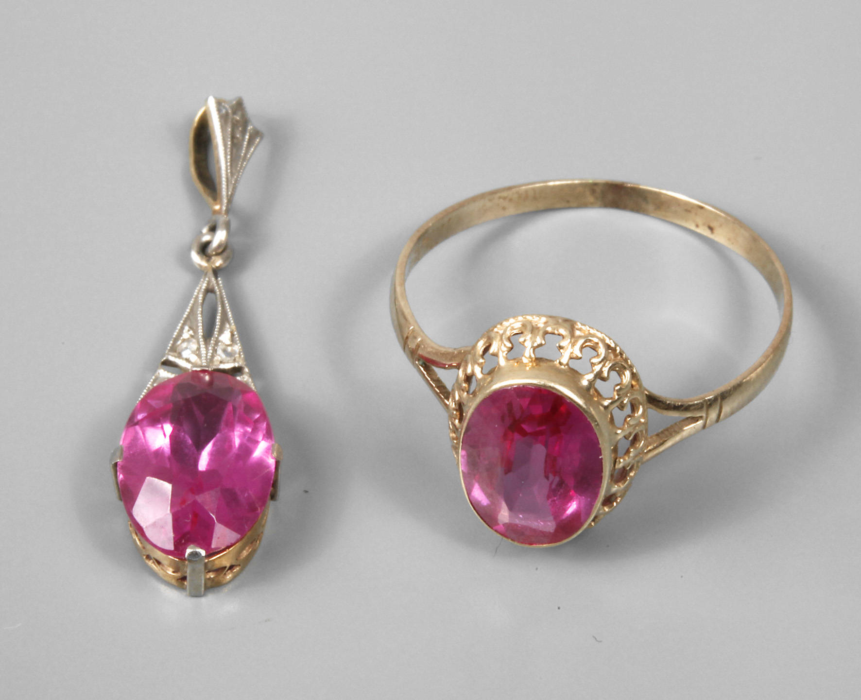 Zwei Schmuckteile mit Steinbesatz