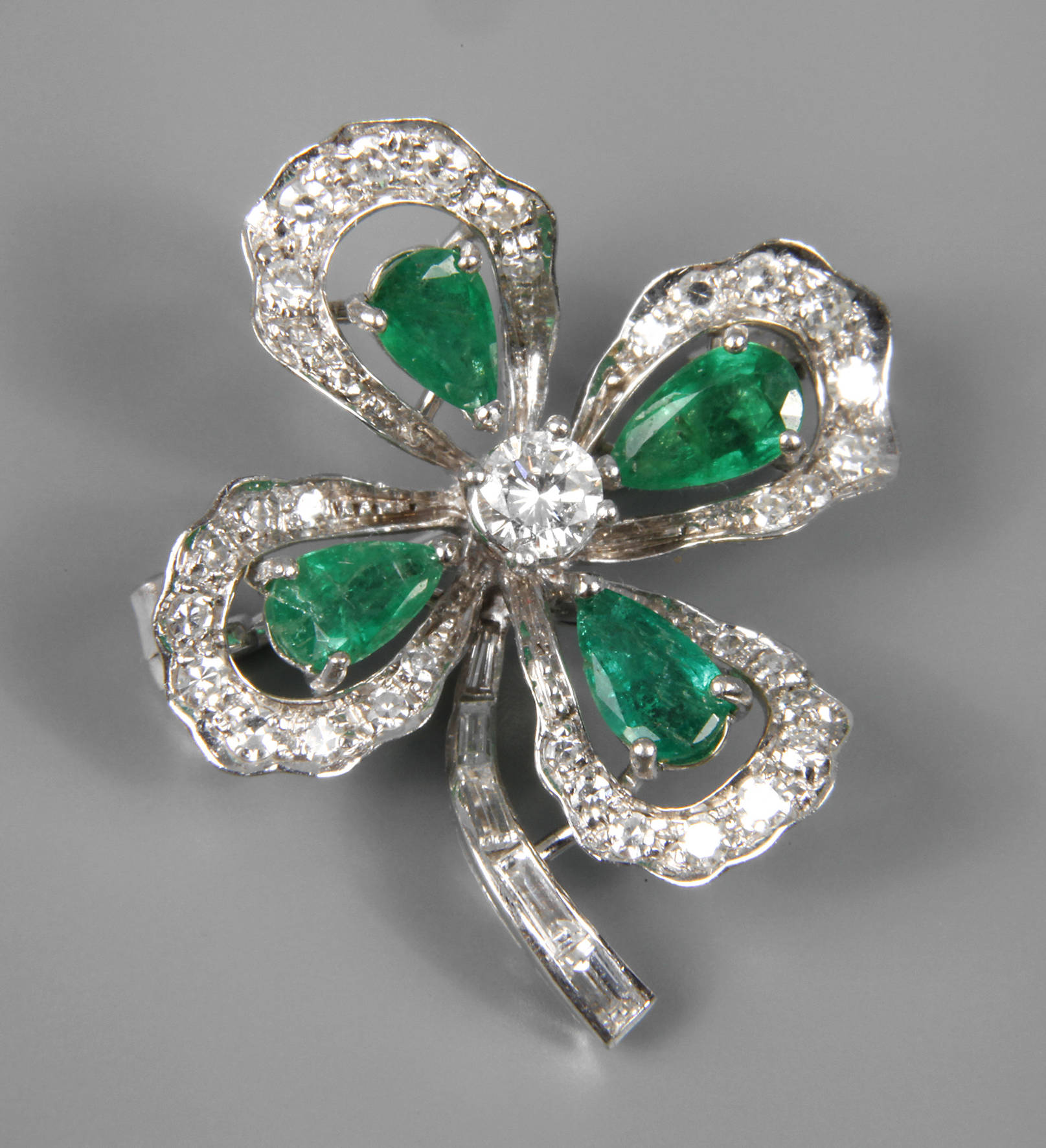 Brosche mit Smaragden und Brillanten