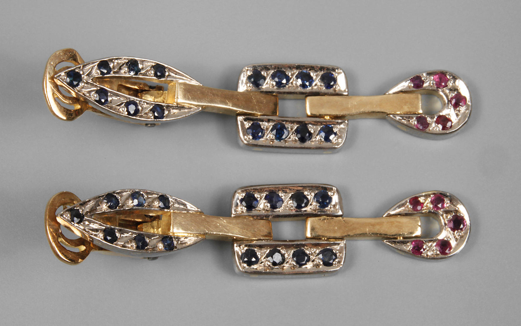 Paar Ohrhänger mit Saphiren und Rubinen