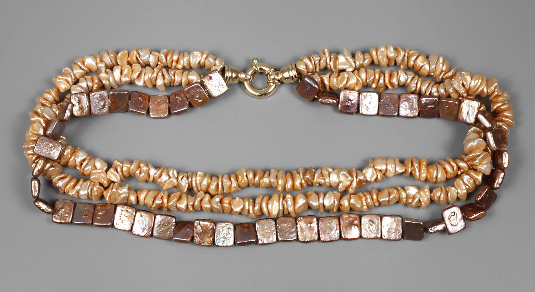 Perlencollier mit Goldschließe