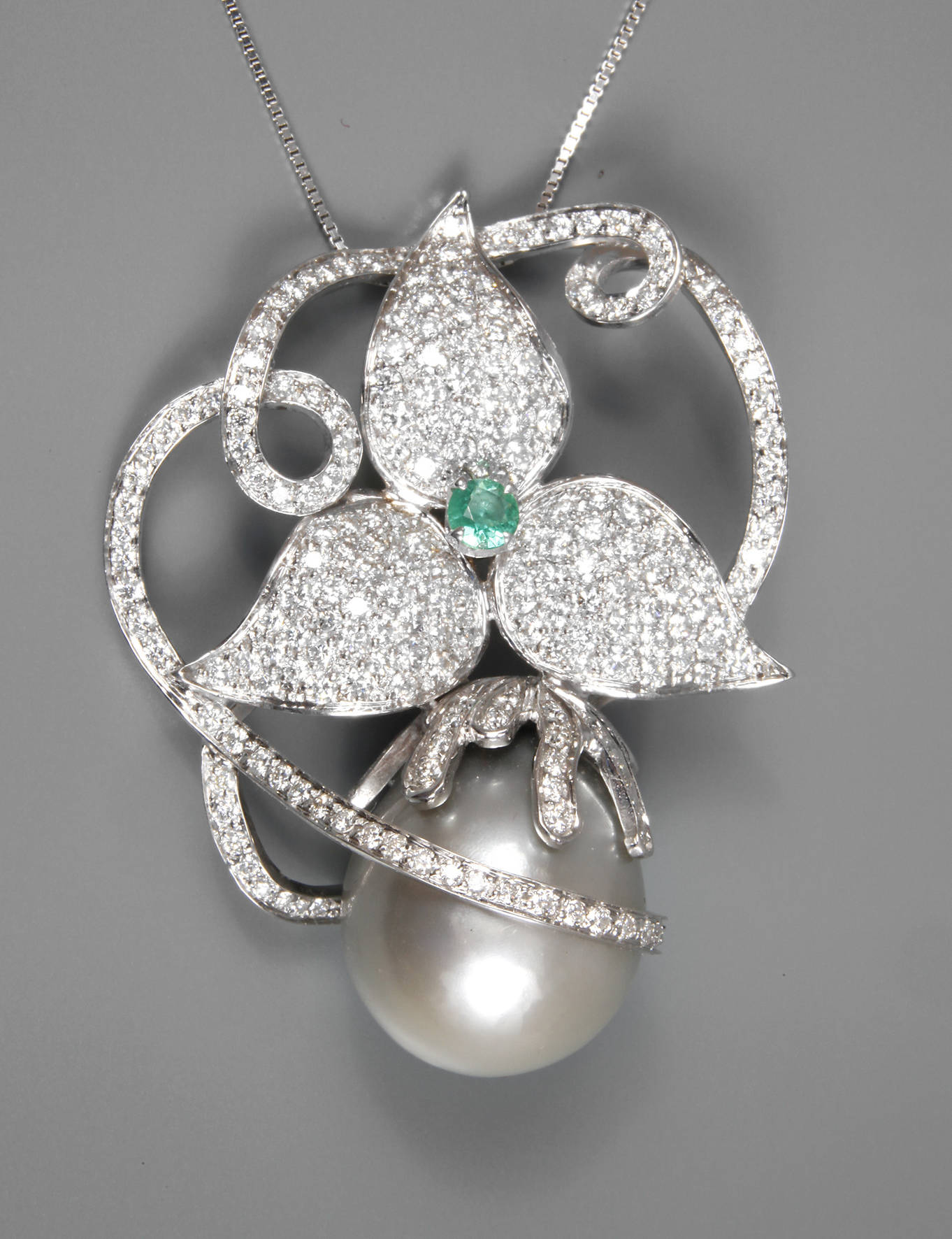 Aufwendiger Anhänger mit großer Perle