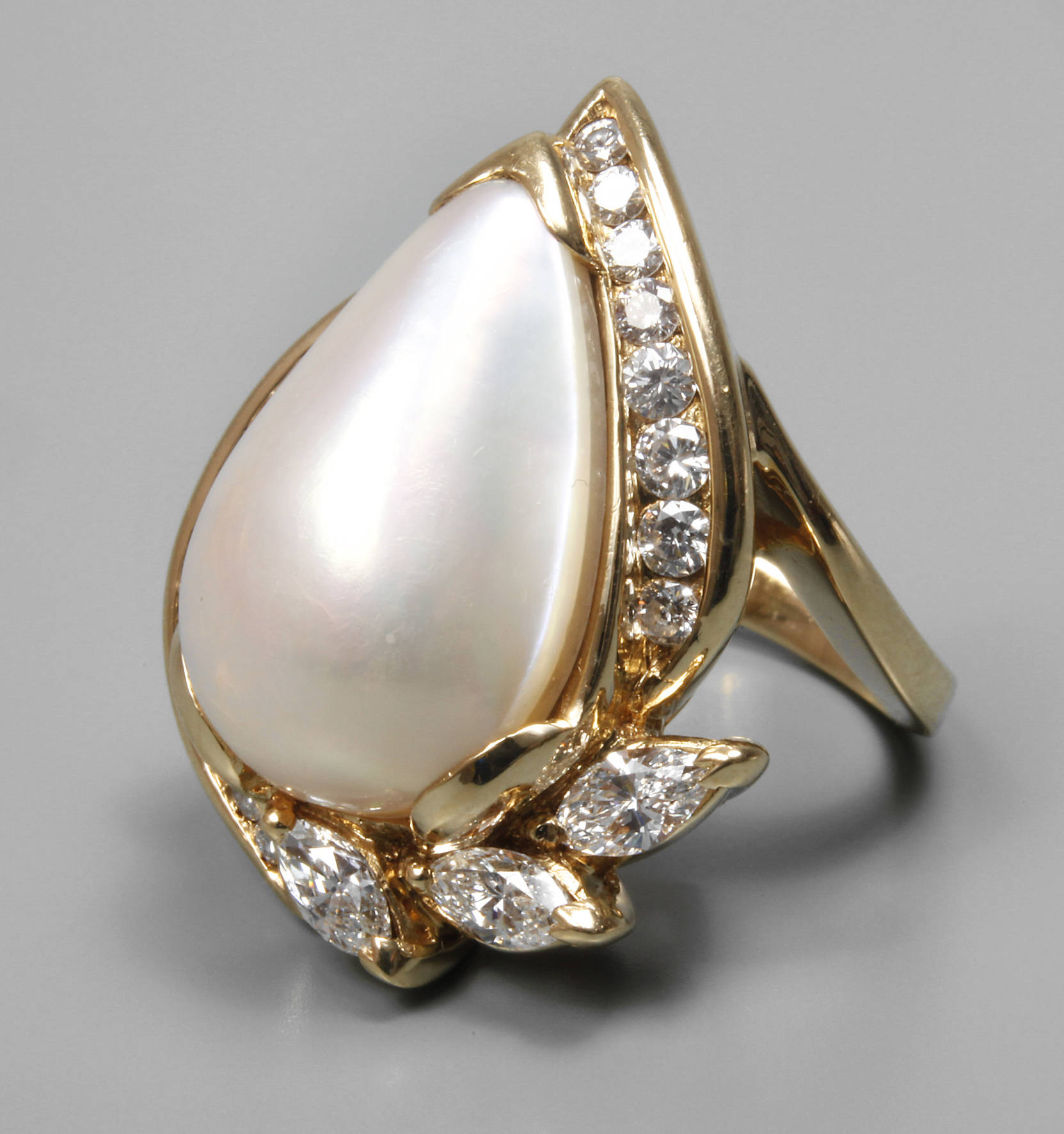 Damenring mit großer Mabéperle und Diamantbesatz