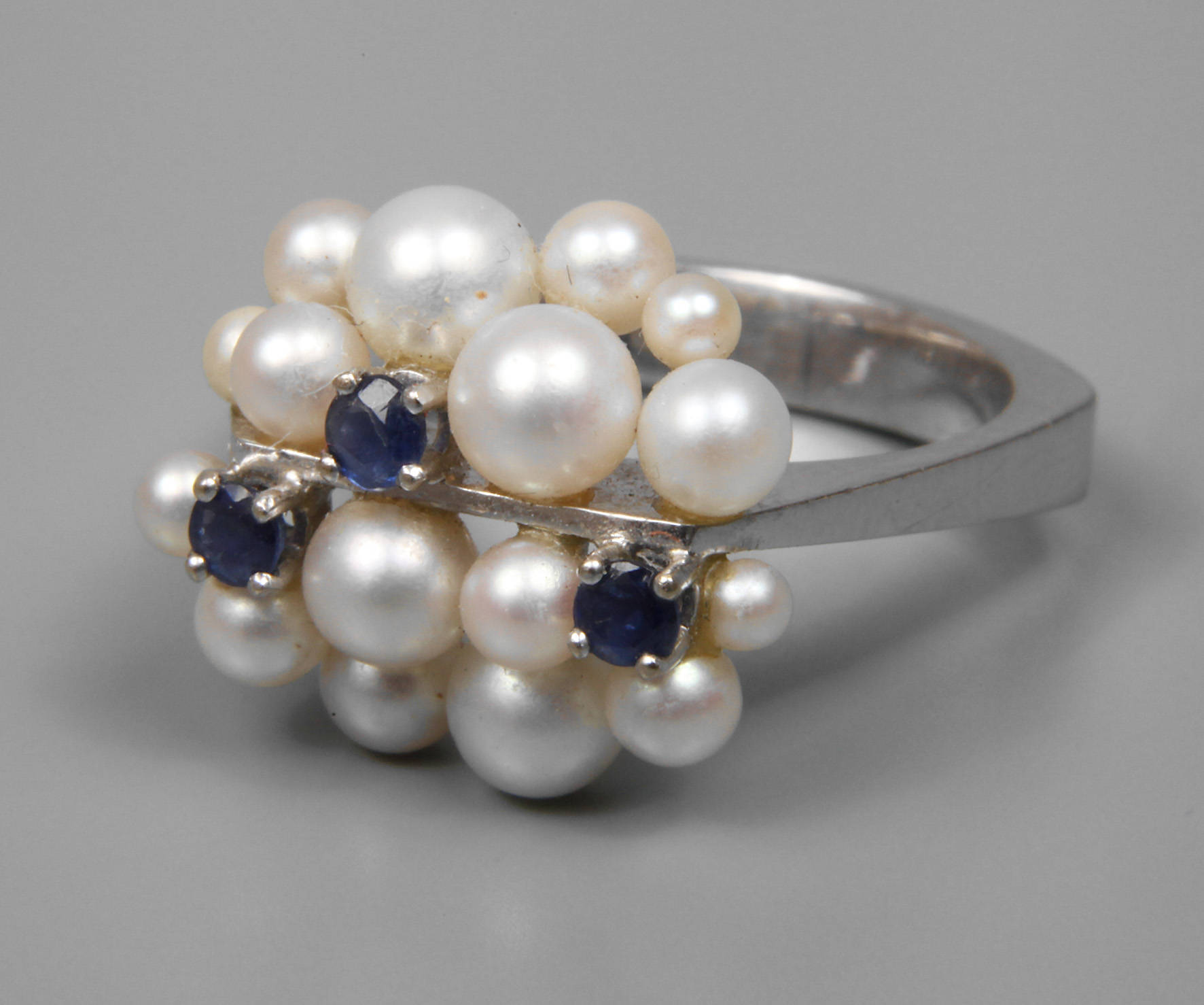 Damenring mit Perlen und Saphiren
