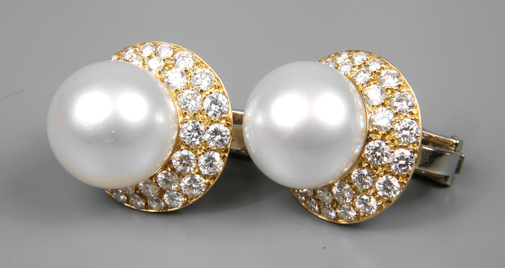 Paar Ohrstecker mit großer Perle und Brillanten von ca. 2 ct