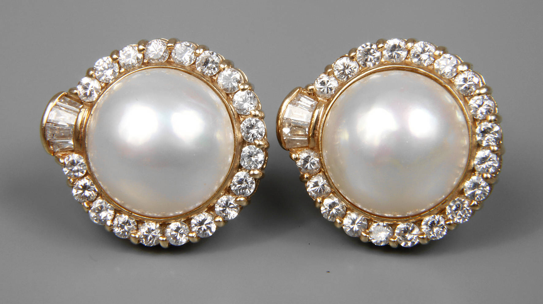Paar Ohrstecker mit Mabéperle und Brillanten