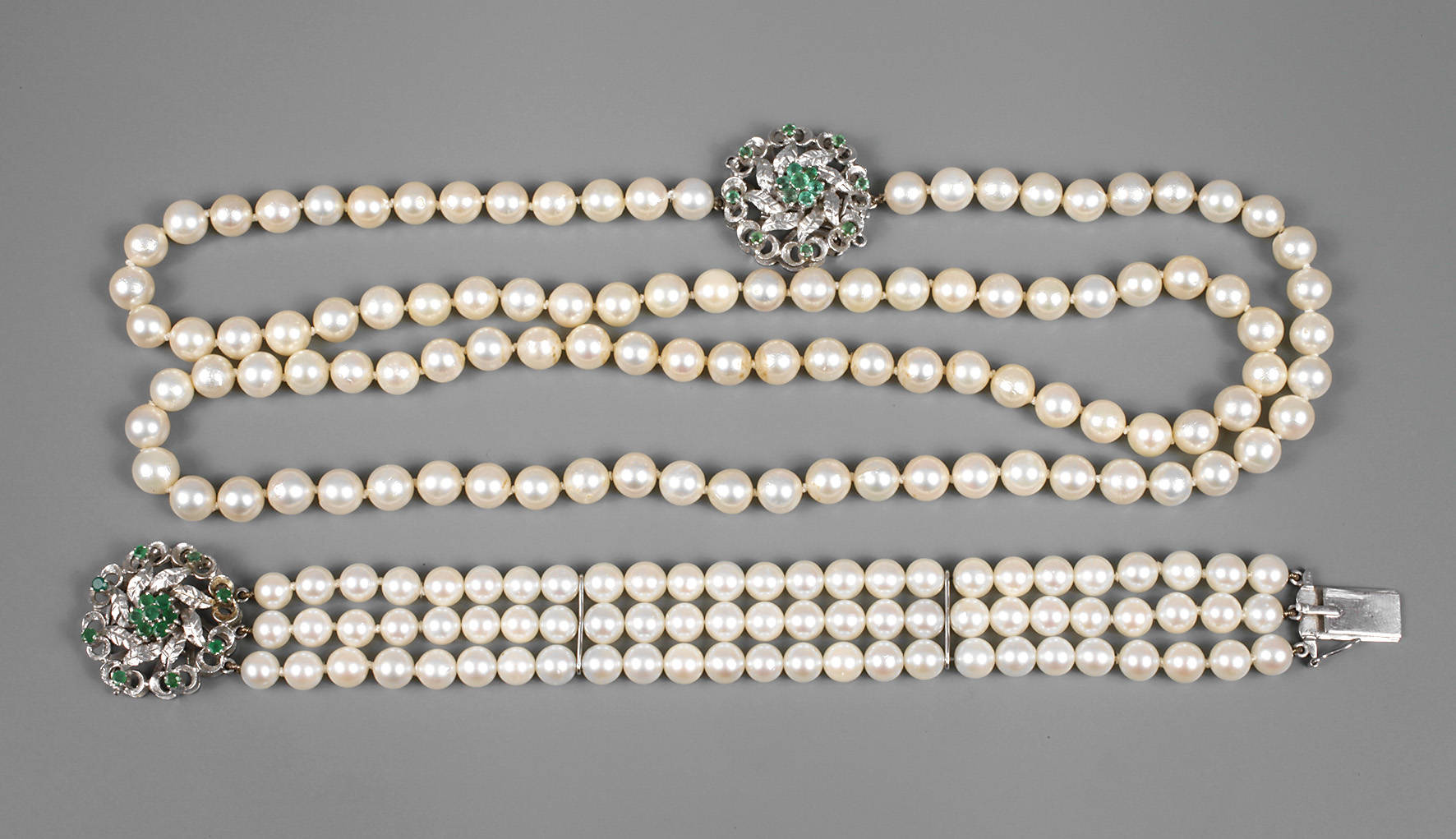 Schmuckset mit Perlen und Smaragden