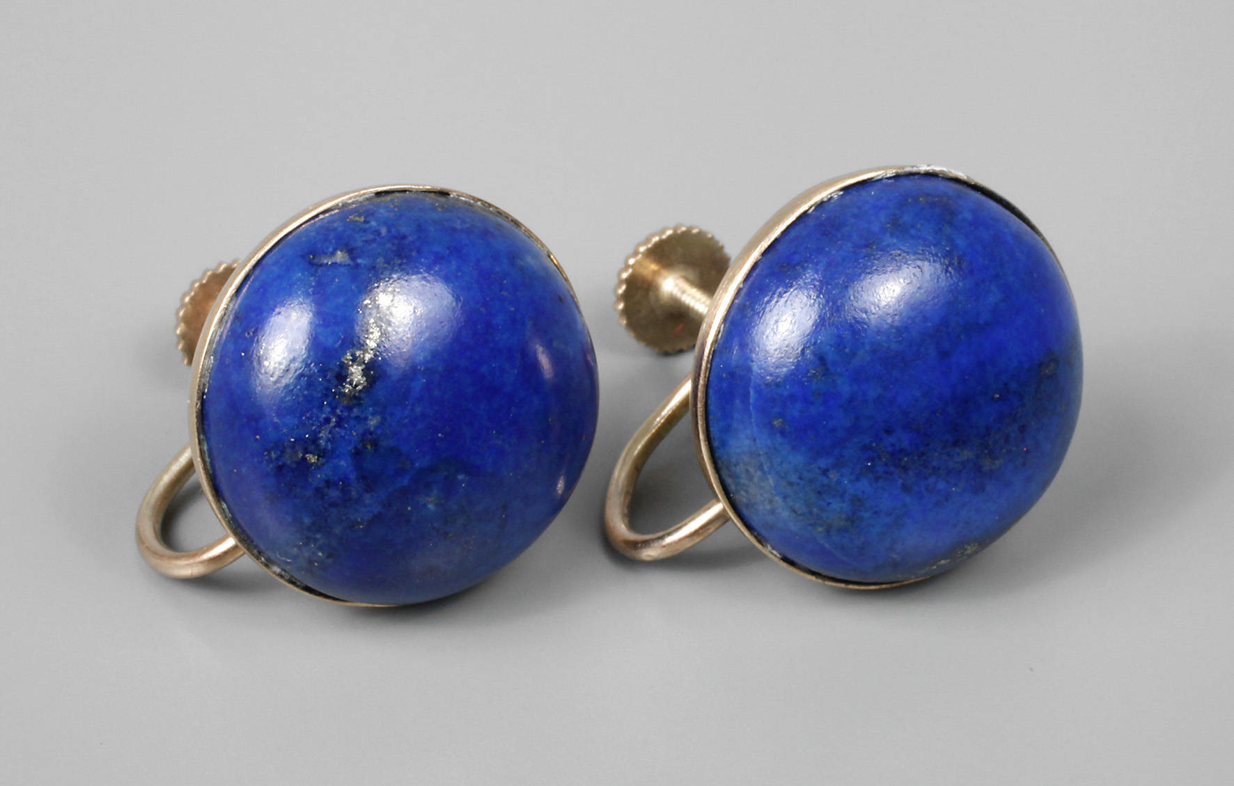 Paar Ohrschrauben mit Lapislazulibesatz